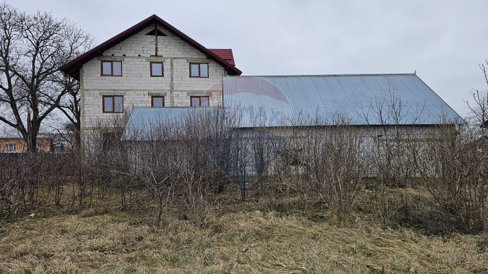 Casă / Vilă cu 12 camere, teren intravilan de 2869mp în Siminicea, SV