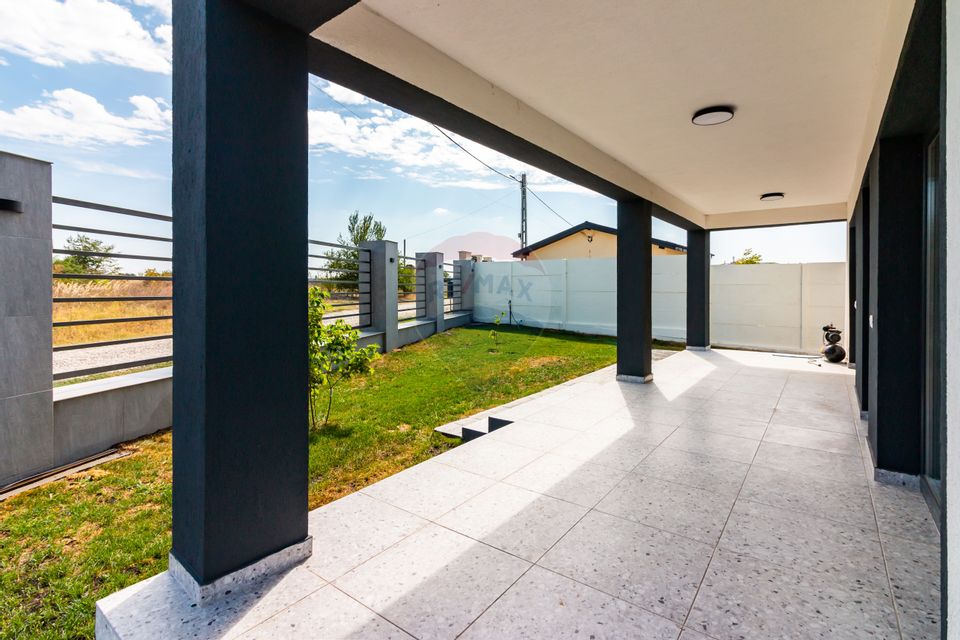 House / Villa in Balotesti, near the lake, street with new houses