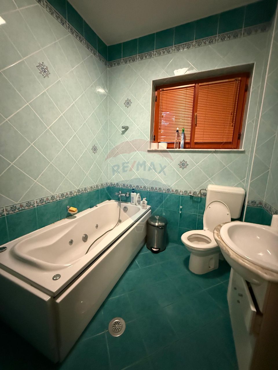 De inchiriat Casă / Vilă 7 camere + curte zona Vatra Luminoasa