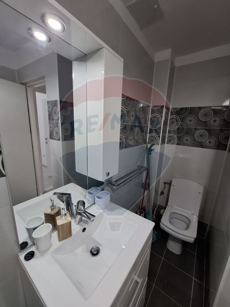 Apartament cu 2 camere de închiriat în zona Central