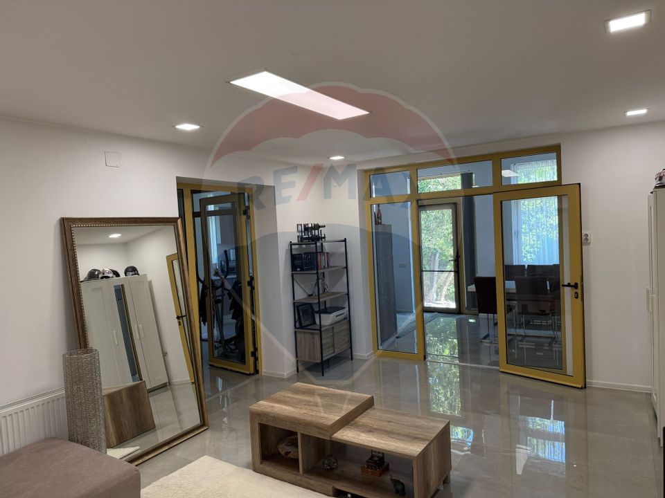 Casă insiruită cu 3 camere cu intrare și curte proprie în Centru Turda