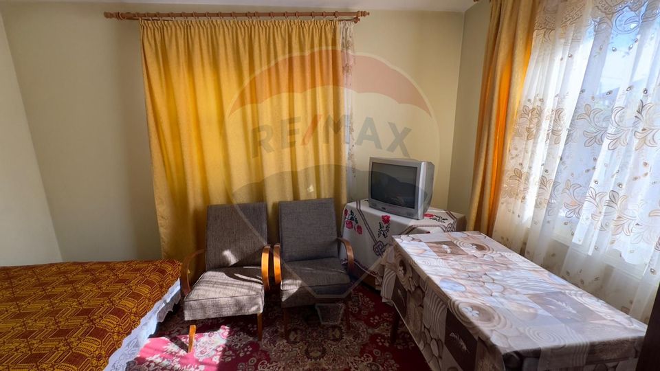 De vânzare 2 Corpuri de Casa si Teren 1388 mp in Geamăna, Bradu