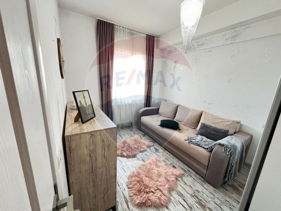 Apartament cu 3 camere cu CURTE PROPRIE  de vânzare în zona Tractorul