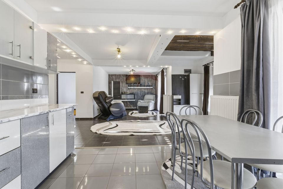 Casă cu 5 camere de inchiriat in Sofronea,Arad