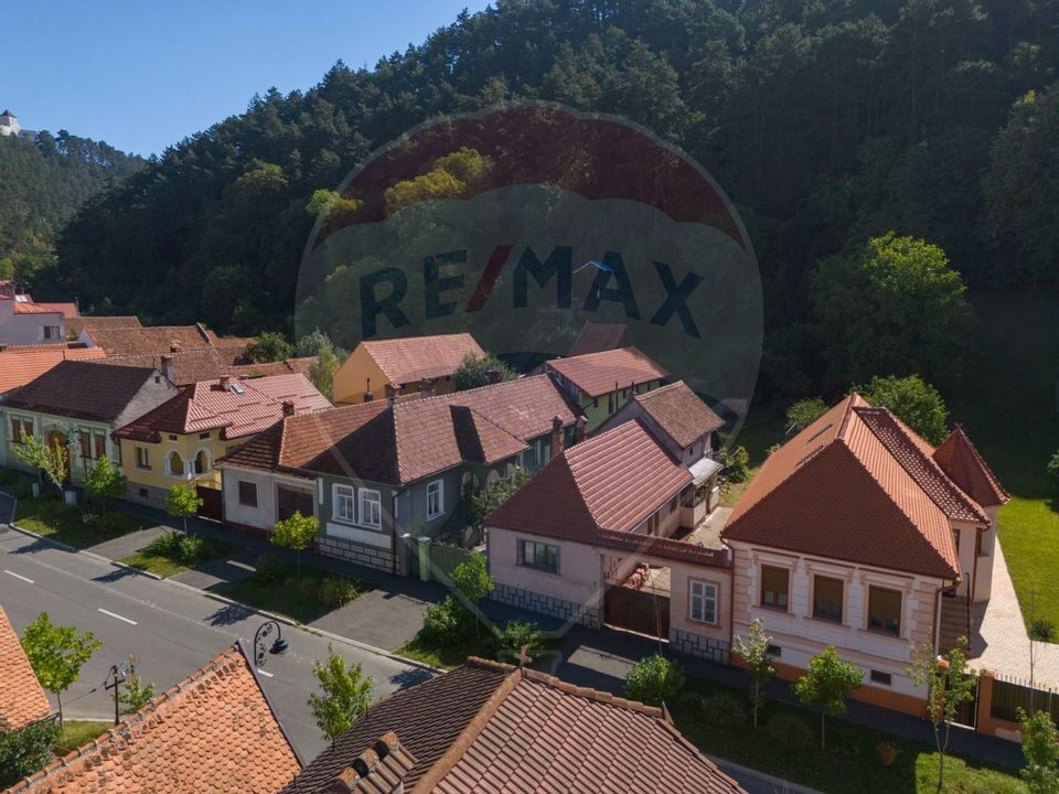 Casă cu două corpuri, teren 835 mp, str. I.L. Caragiale, Râșnov