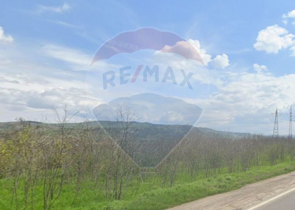 Land 5,999sqm Lancram / Drumul national