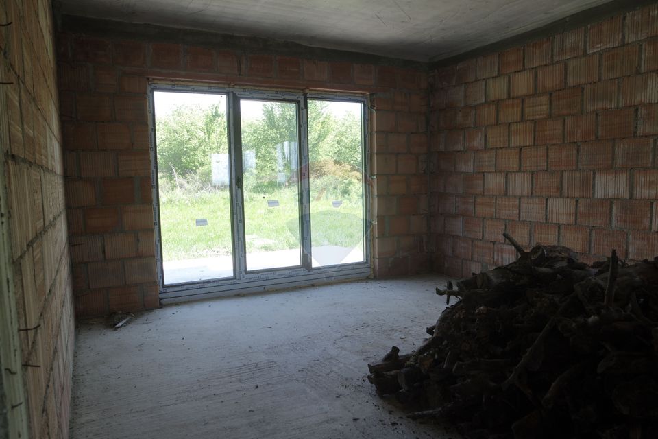 CASA CUPLATĂ DE VÂNZARE la rosu sau la semifinisat în Tăuții Măgherăuș