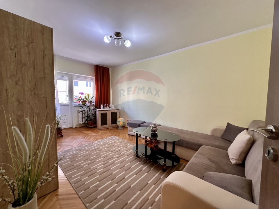 Apartament cu 3 camere de vânzare în zona Vasile Aaron