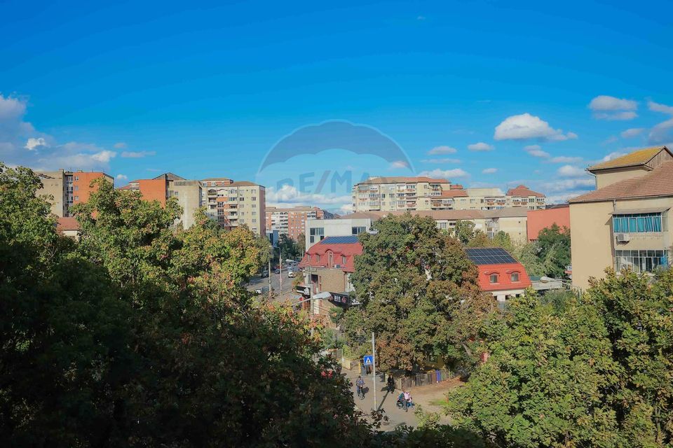 De vânzare, apartament cu 3 camere, zona Rogerius