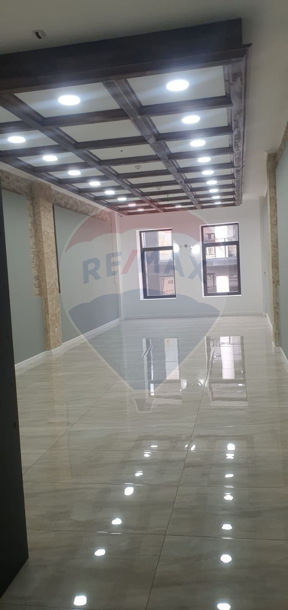 230sq.m Commercial Space for rent, Ultracentral area