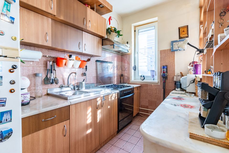 Casă / Vilă cu 4 camere de vânzare în zona Giulesti Sarbi