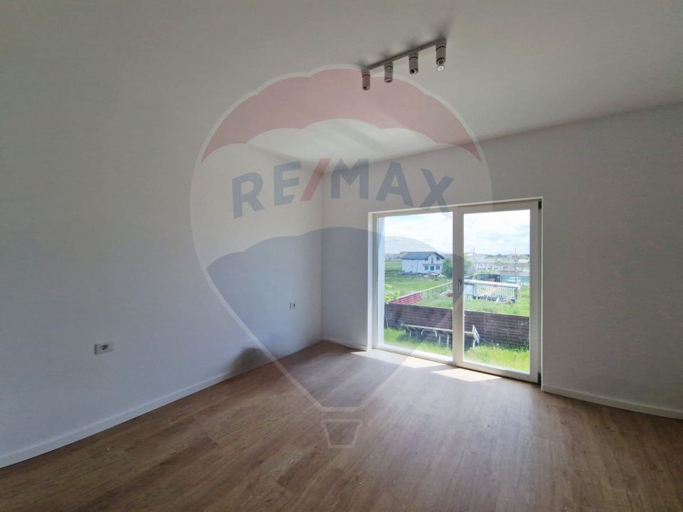 Casă / Vilă - 132,5 mp  , teren - 264 mp  / zona Cârcea