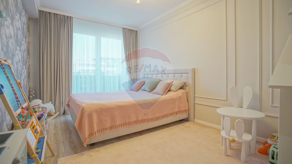 Apartament cu 3 camere de vânzare în zona Tractorul