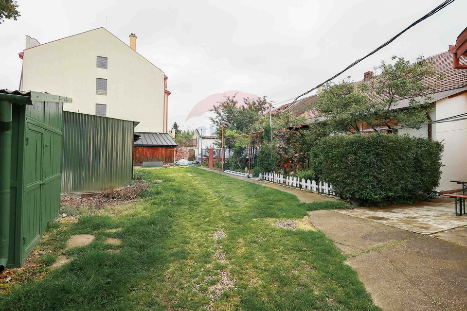 Casă la curte cu garaj privat, ultracentral, Dunărea Nr. 9, de vânzare