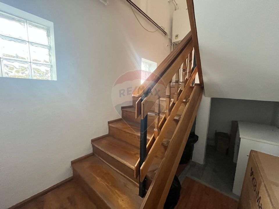 Casa cu 5 camere de vanzare in Priseaca