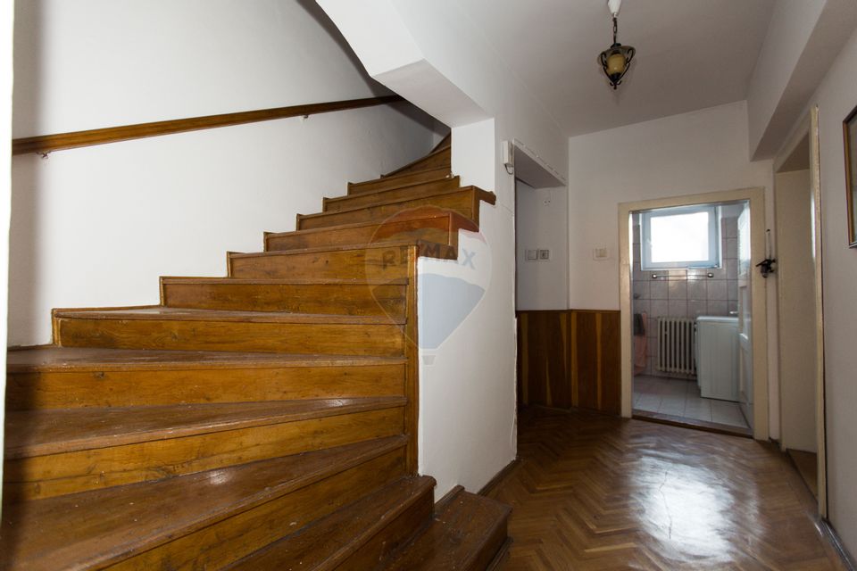 Casă elegantă cu 3 dormitoare, living spațios, mansarda, garaj