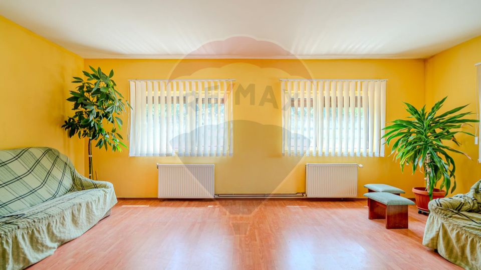 Vila rezidential/  gradina de vis/sera/ panouri/ Sanpetru!