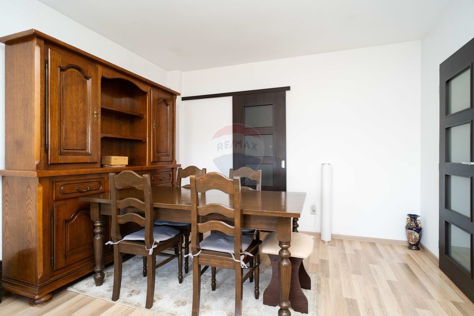 Apartament cu 3 camere de vânzare în zona Nicolina