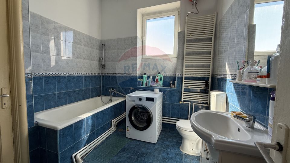 Duplex cu 9 camere de vânzare în zona Peninsula. D+P+E