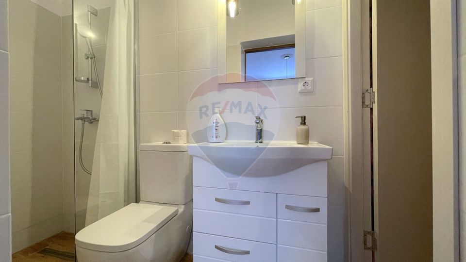 Apartament renovat clasic, cu 2 camere, 2 băi, Centrul Istoric Brașov