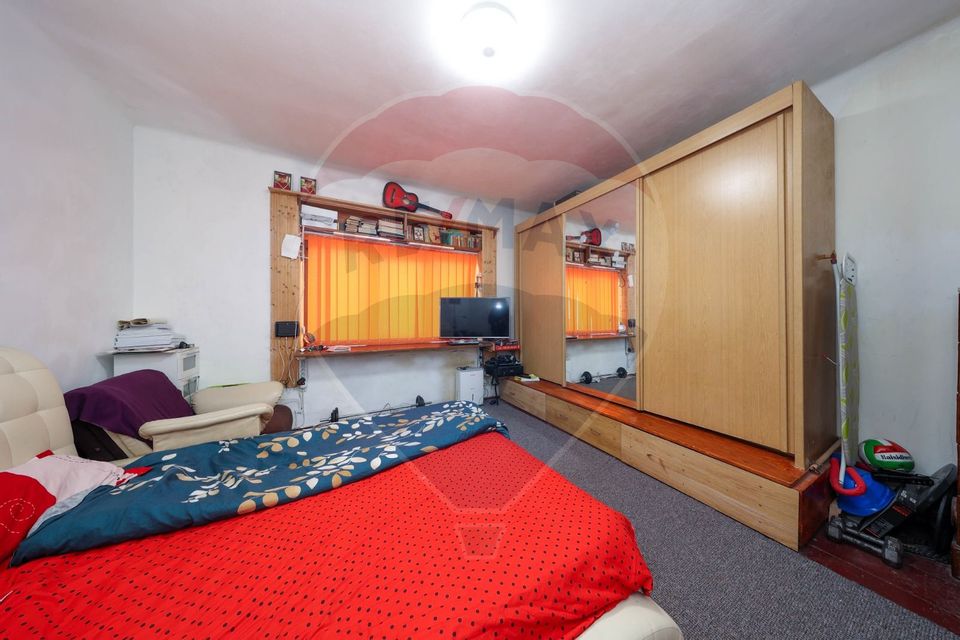 2 case cu curte proprie - locație centrala