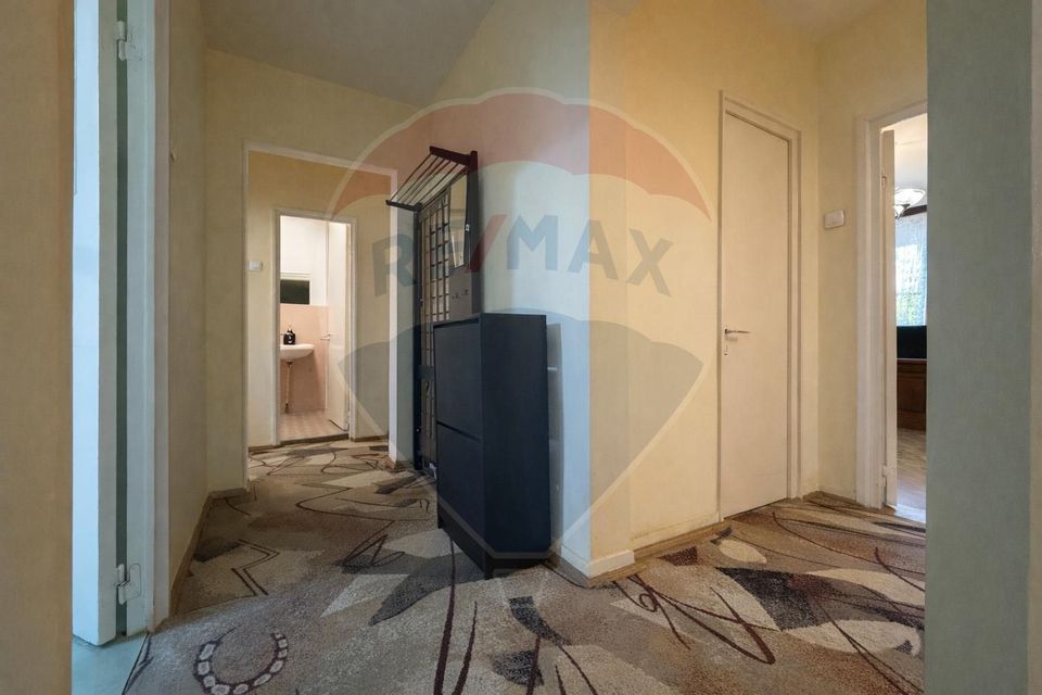 Apartament 4 camere, etaj 1, decomandat, zona centrală