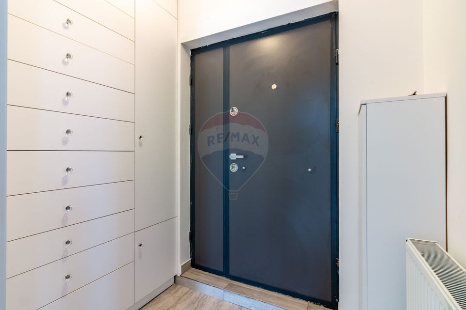 For sale House / Villa with 4 rooms in Tunari