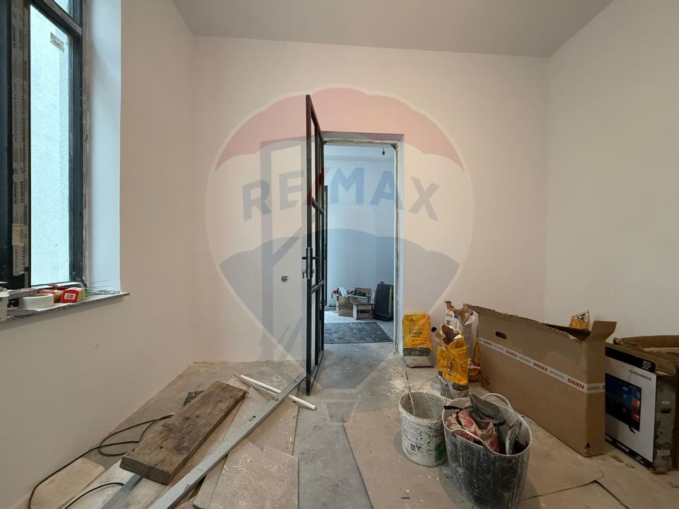 25sq.m Commercial Space for rent, Tomis Mall area