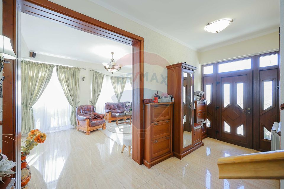De vânzare vilă cu 7 camere, drum privat, în zona de Dealuri