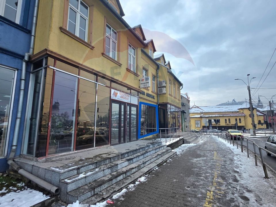 120sq.m Commercial Space, Ultracentral area