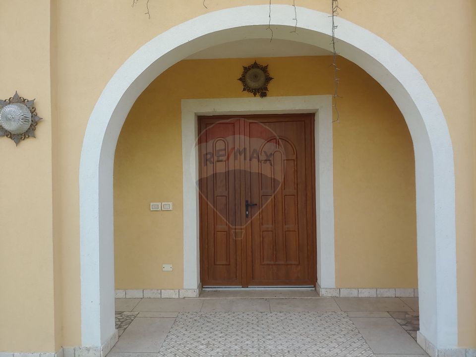 Casă / Vilă de lux cu 5 camere de vânzare în Vadu Moldovei, Suceava