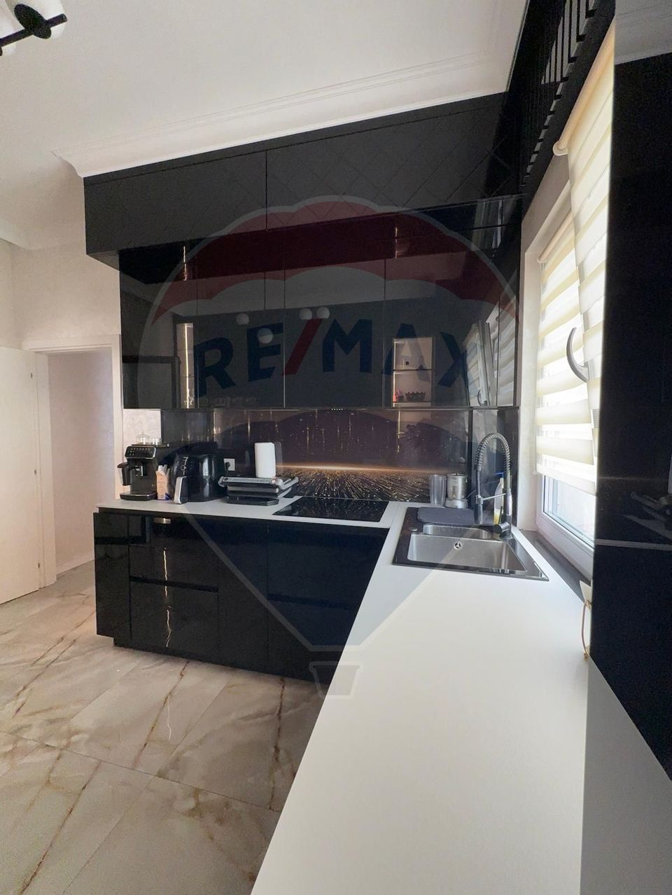 Apartament cu 4 camere de vânzare în zona Sarari