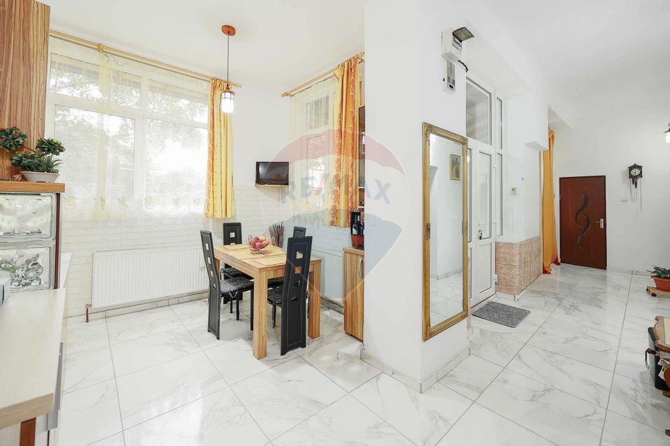 Casă la curte cu garaj privat, ultracentral, Dunărea Nr. 9, de vânzare