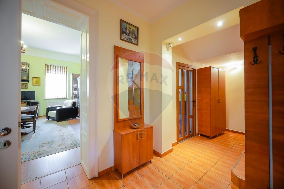 Casă cu 7 camere de vânzare în zona Ultracentrală