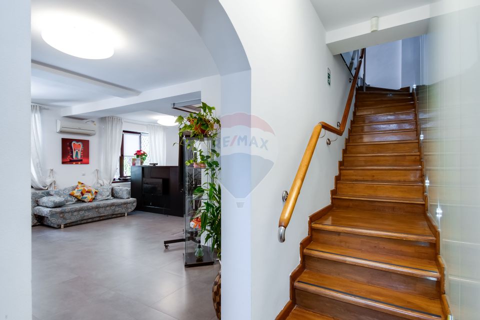 Villa 7 rooms for sale, 261 sqm land, 5 min Victoriei Square, cabinet