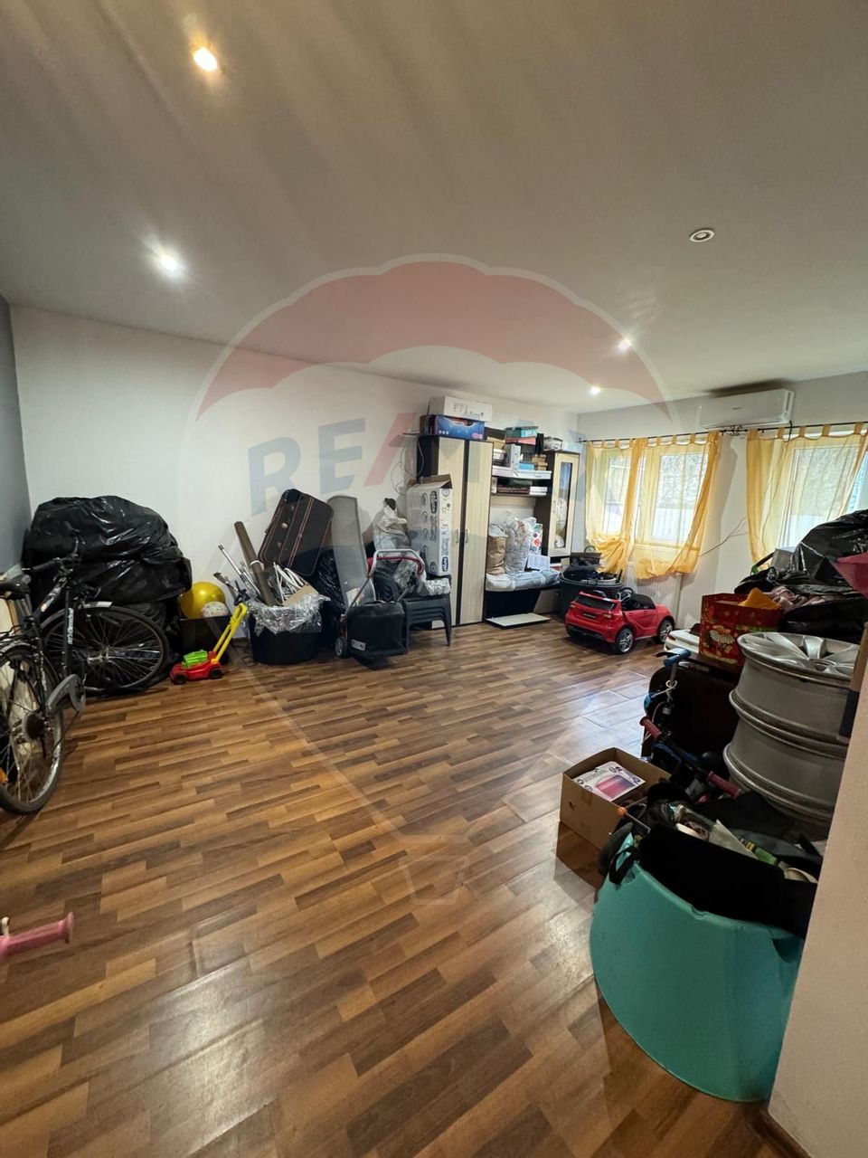 Casă / Vilă cu 8 camere de vânzare în zona Est