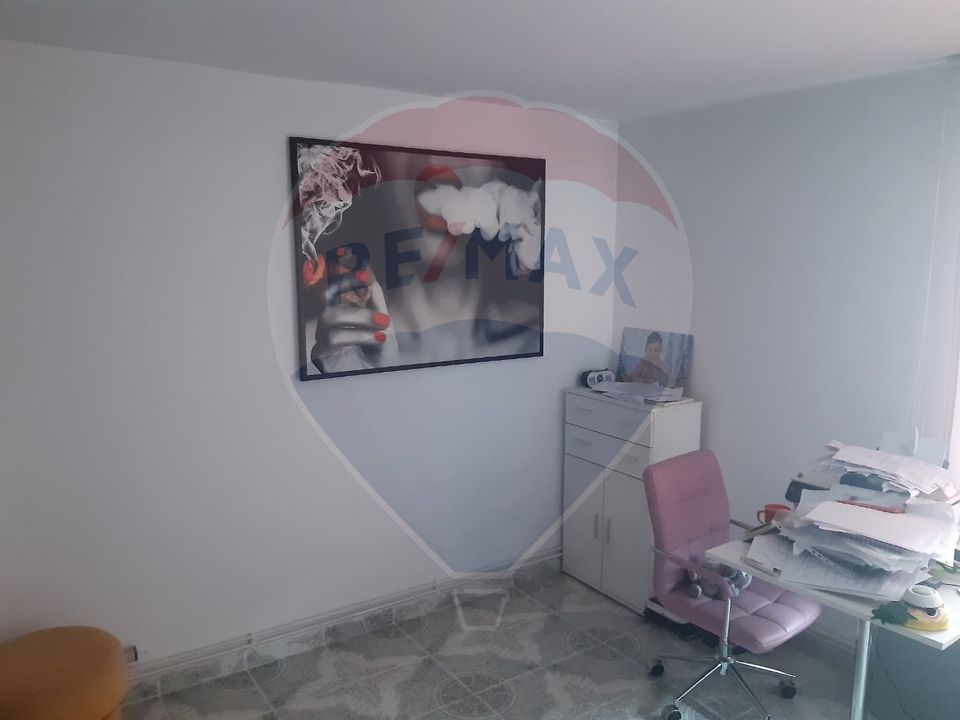 Casa cu spatiu comercial la parter