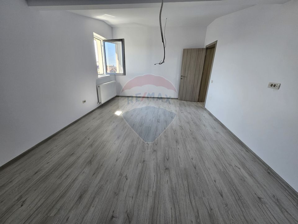 Apartament 4 camere 115.7 mp cu terasa , loc parcare si boxa demisol