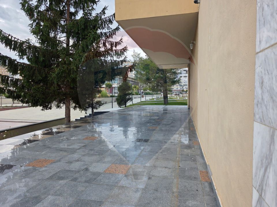 Spatiu comercial de inchiriat in zona centrala a mun Onesti