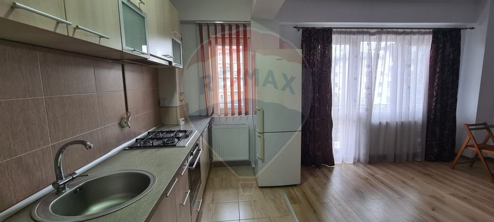 Apartament cu 3 camere de închiriat
