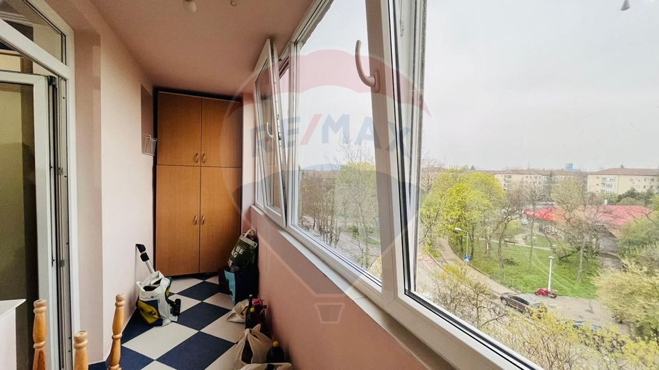Apartament cu 3 camere de vânzare în zona Rogerius