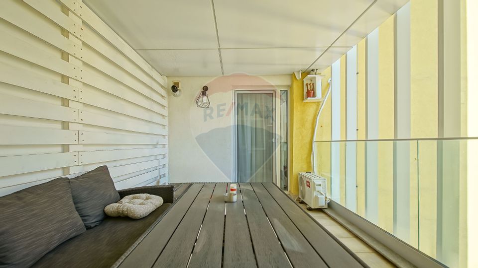 Apartament cu 2 camere și boxă de vânzare la Top City în Tractorul