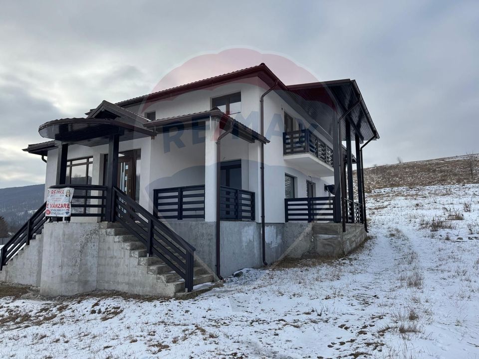 8 room House / Villa for sale, Darmanesti area