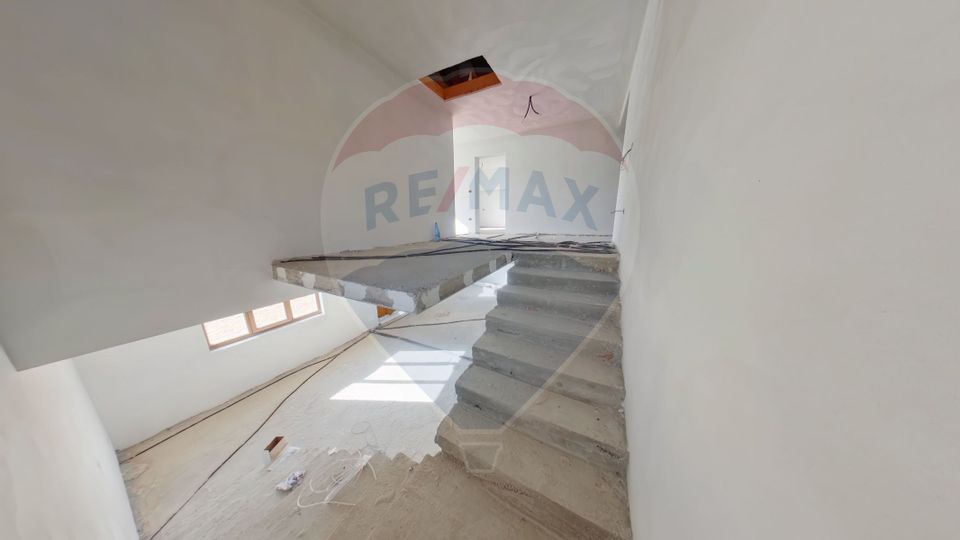 Casă / Vilă cu 8 camere de vânzare