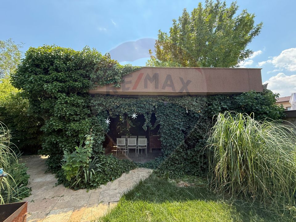 Vila cu piscina si teren 2350mp de vanzare in Mamaia Sat