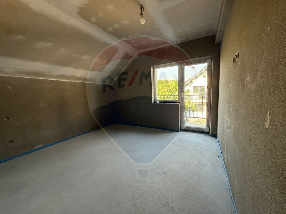 Casa cu 4 camere la gri de vanzare in Sura Mare