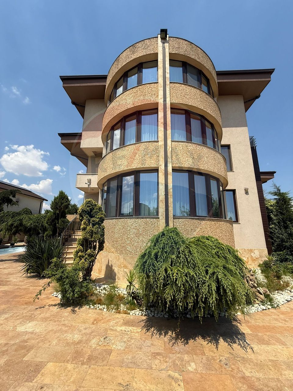 Vila cu piscina si teren 2350mp de vanzare in Mamaia Sat