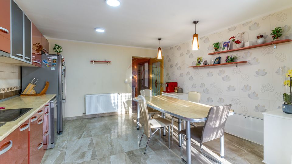 Casă cu 7 camere de vânzare în Dej