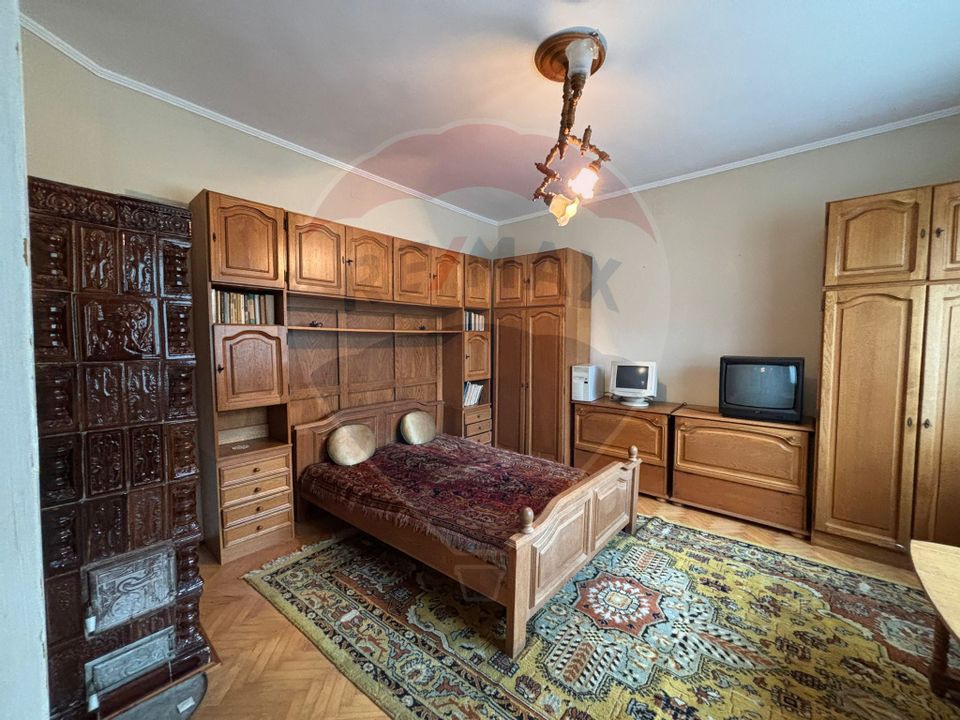 Casă / Vilă cu 5 camere de vânzare în Aleșd zona Ultracentral