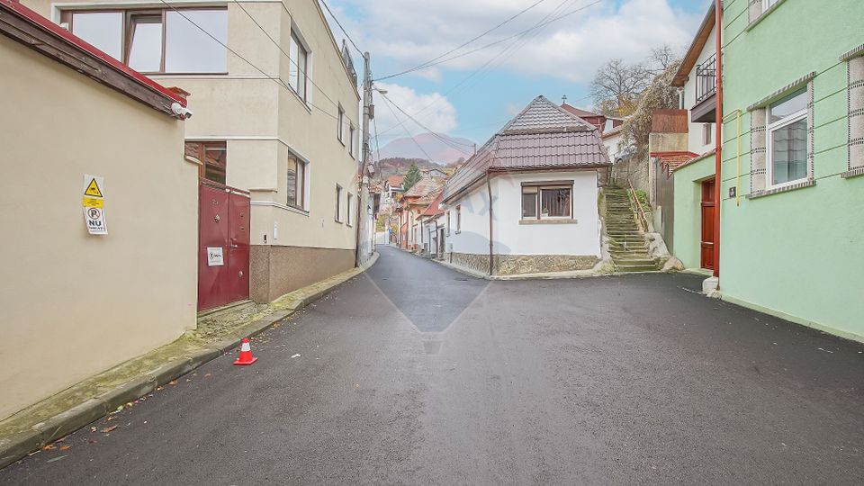 Casa cu 5 studiouri independente, terasa rooftop, vedere montana